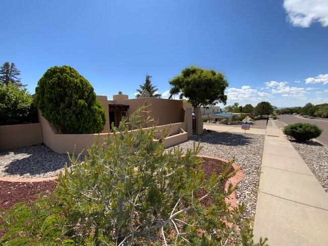 Foto del edificio - 3 Bedroom Single Story Home Available Near...