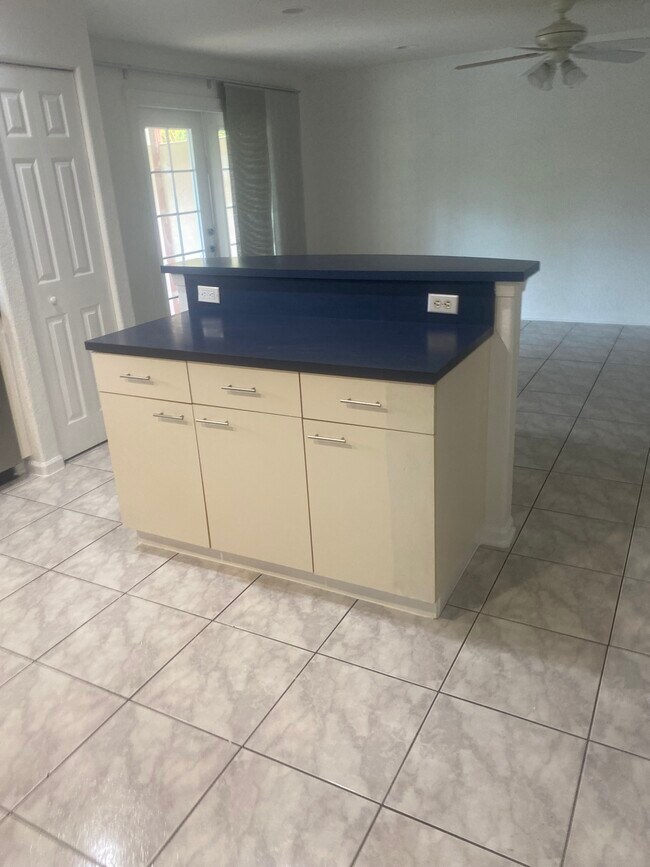 Foto del edificio - 9958 NW 18th St