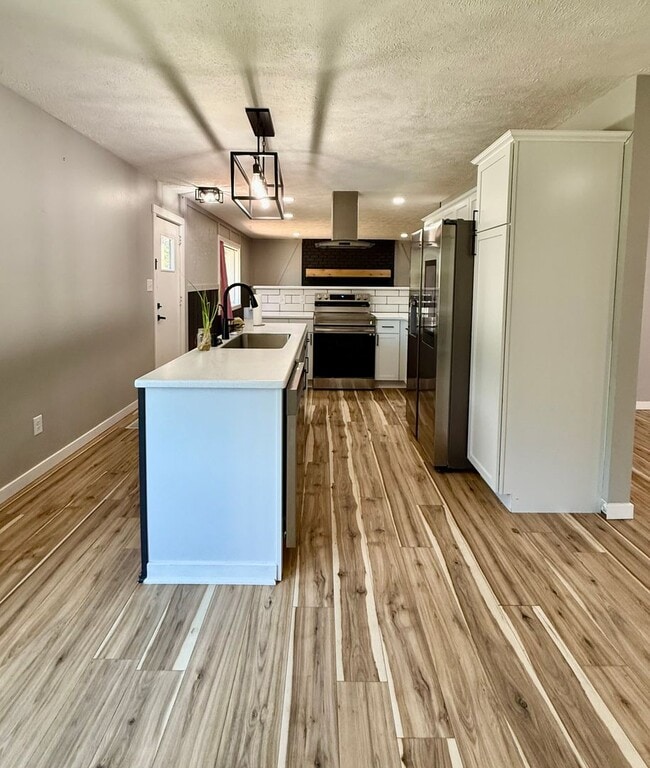Building Photo - Three Bedroom Home in Schoolcraft