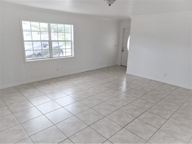 Building Photo - 3406 Oswego Ave