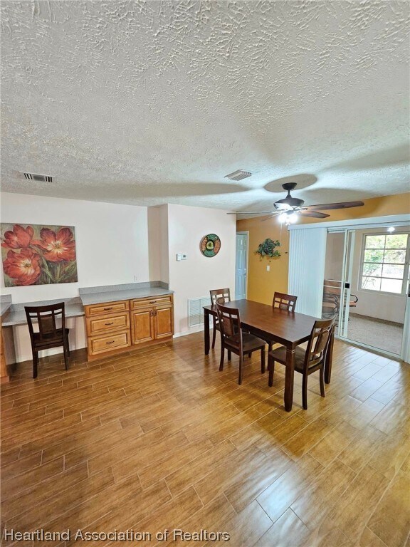 Foto del edificio - 5808 Twisted Oaks Dr