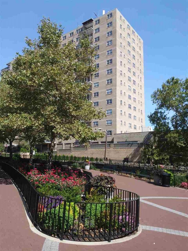 7100 Boulevard E, Guttenberg, NJ 07093 House for Rent in Guttenberg