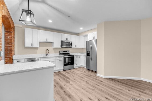 Building Photo - 51 Russ St