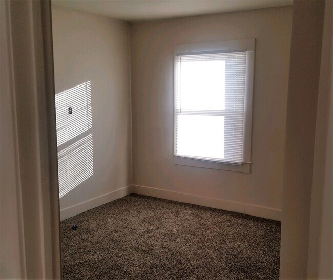 Foto del edificio - 2 Bedroom/1 Bathroom Near Hays Park