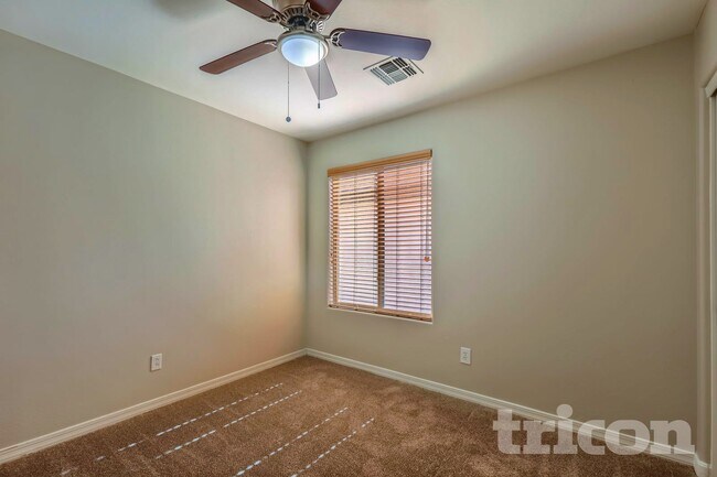 Foto del edificio - 886 W Desert Hills Dr