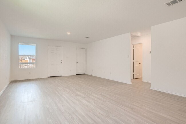 Foto del edificio - Available now!! Adorable 3 bedroom, open c...