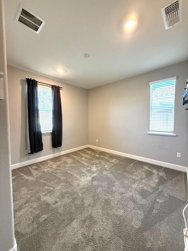 Foto del edificio - 4 Bedroom Home in Hollister
