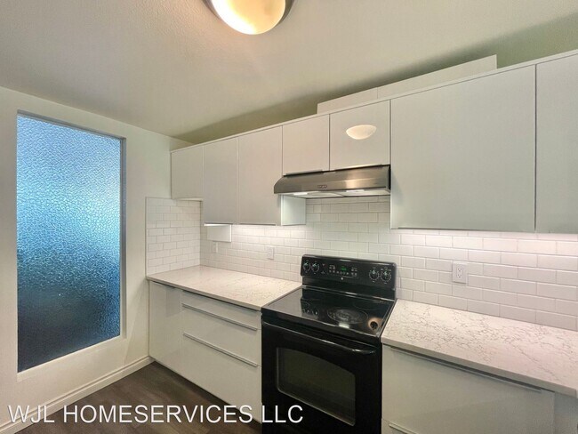 Building Photo - 2 br, 1.5 bath House - 6421 139th Place NE...