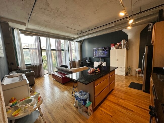 Building Photo - 221 E Cullerton St