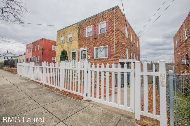 Building Photo - 2 br, 1 bath House - 4709 Jay St NE (#B)