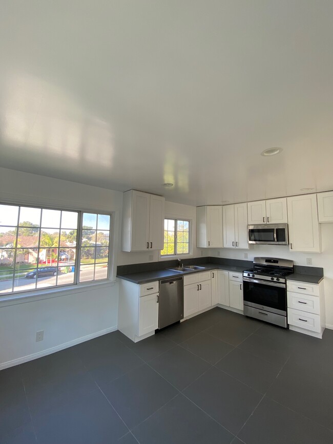 Building Photo - 7216 S La Cienega Blvd