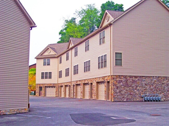 Foto del edificio - 2 Bedroom, 2.5 Bath Townhome Near Med Center - Available June 4, 2026!