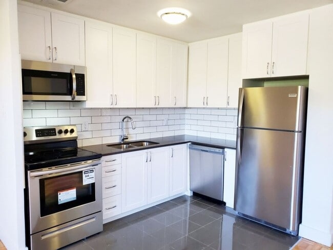 Building Photo - 10 Garfella