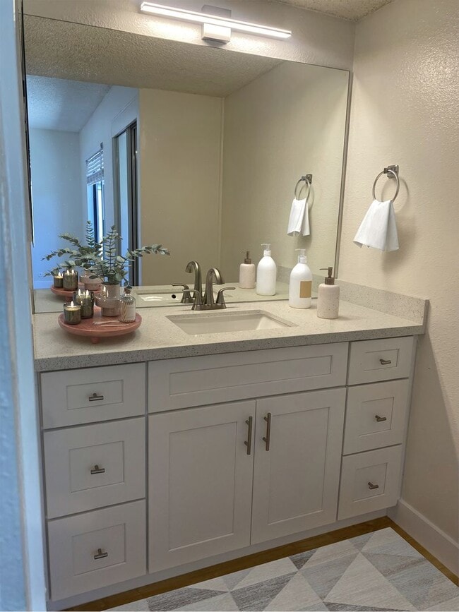 Building Photo - MOVE IN READY - Stunning La Jolla Condo with Space, Style, and Sophistication!