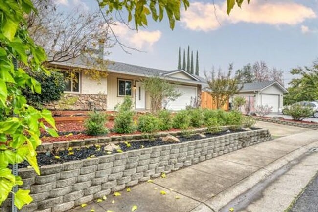 Building Photo - Beautiful Renovated 3/2 Home In Citrus Hei...