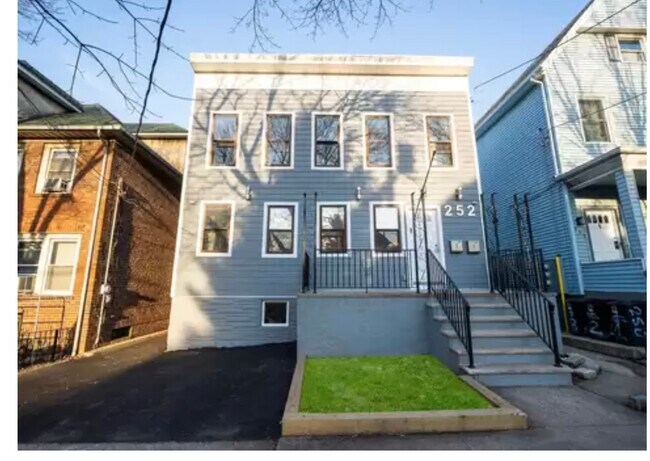 Building Photo - 252 Custer Ave