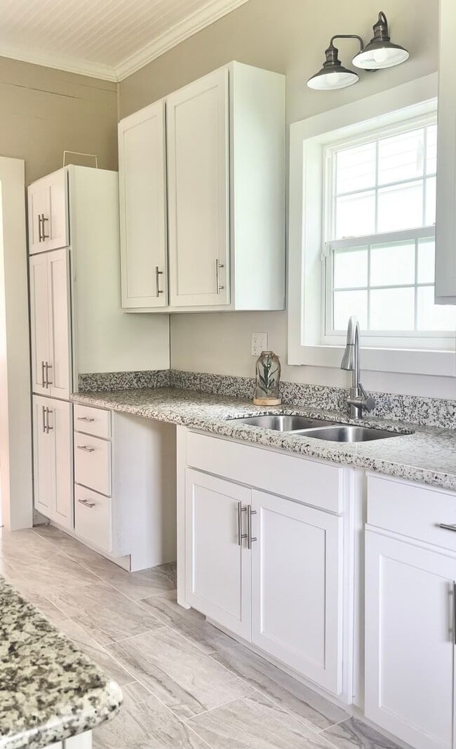 Building Photo - RENTAL AVAILABLE- 3 BED 3 BATH CLOSE TO CAMPUS