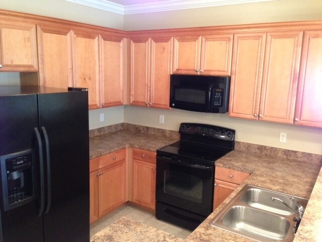 Building Photo - 2 Bedroom, 2 Bath with 1 Parking Space @ C...