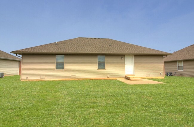 Building Photo - 3 Bedroom 2 Bathroom Home