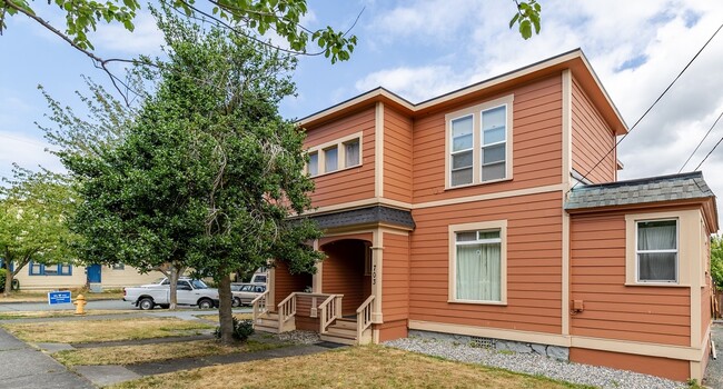 Building Photo - 703 Q Ave Apt 4