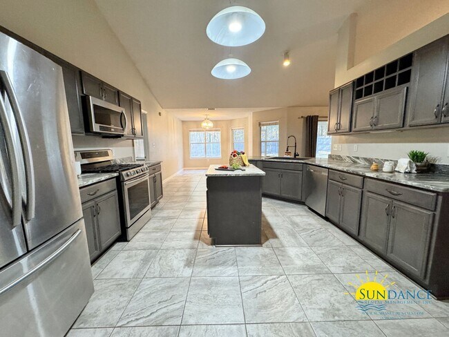 Building Photo - 5853 Saratoga Dr