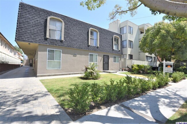 Building Photo - 1221 E Wilson Ave