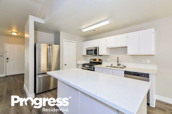 Building Photo - 3015 W Hammer Ln