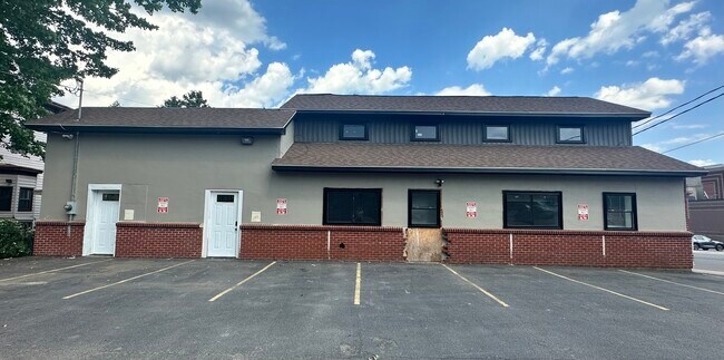 Entrada/estacionamiento fuera de la calle - 47 W Bridge St