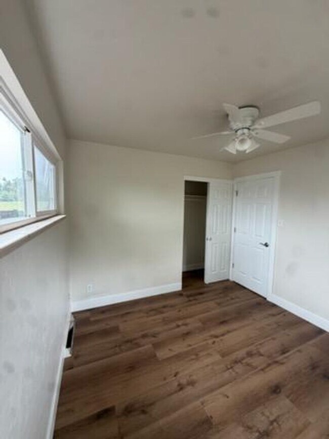 Building Photo - Spacious 5 Bedroom Home Near UNC with Large Yard & Off-Street Parking