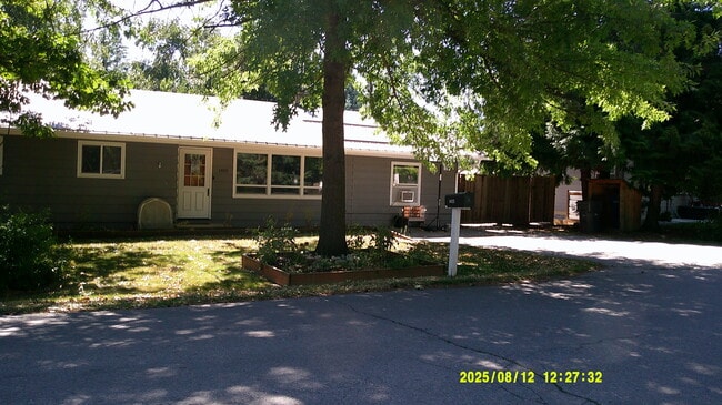 Building Photo - 1405 Main St