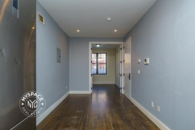 Foto del edificio - 54-38 Arnold Ave