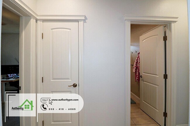 Foto del edificio - Beautiful Home, 3345 Hotlam Dr. Solar Pane...