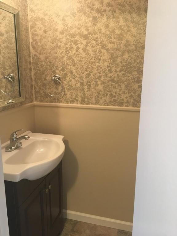 Building Photo - 7970 Mentor Avenue Unit J4