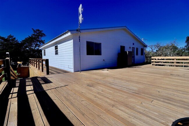 Building Photo - 11400 Lakeview Cir