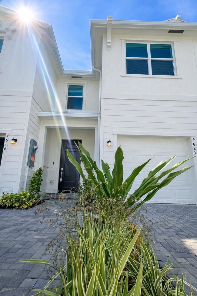Building Photo - 4616 Hollister Ave