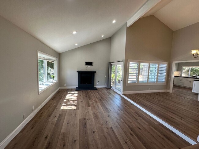 Foto del edificio - Stunning 4+2 Pool Home Home In Westlake Hi...