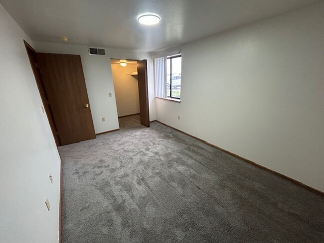 Building Photo - 2 bedroom 1 bath top floor apartment - Mov...