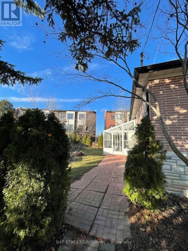 Building Photo - 469 Lynett Crescent