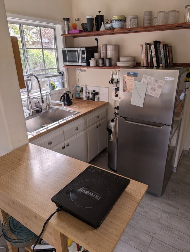 Building Photo - Quaint 2 Bedroom 1.5 Bathroom Townhome Style Unit In Santa Barbara