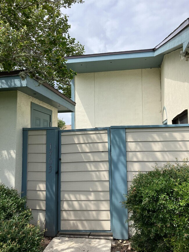 Building Photo - 1703 Challenger Ct W