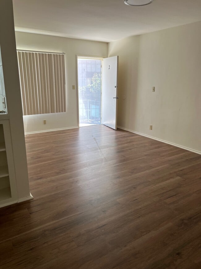 Building Photo - 827 N Hudson Ave