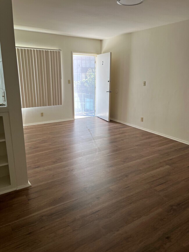 Foto del edificio - 827 N Hudson Ave