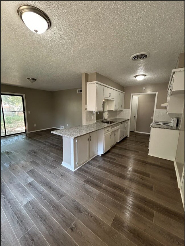 Building Photo - Spacious and Modern 5-Bedroom Home in Yuko...