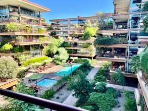 Building Photo - 7127 E Rancho Vista Dr