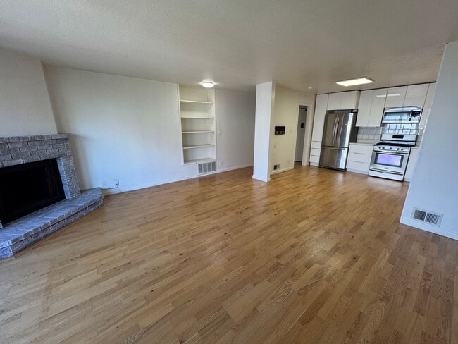 Building Photo - Bright 2BR/2BA Condo in Prime Richmond Dis...