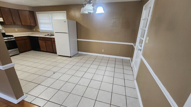 Building Photo - Single Family Home 3BR / 1.5 BA