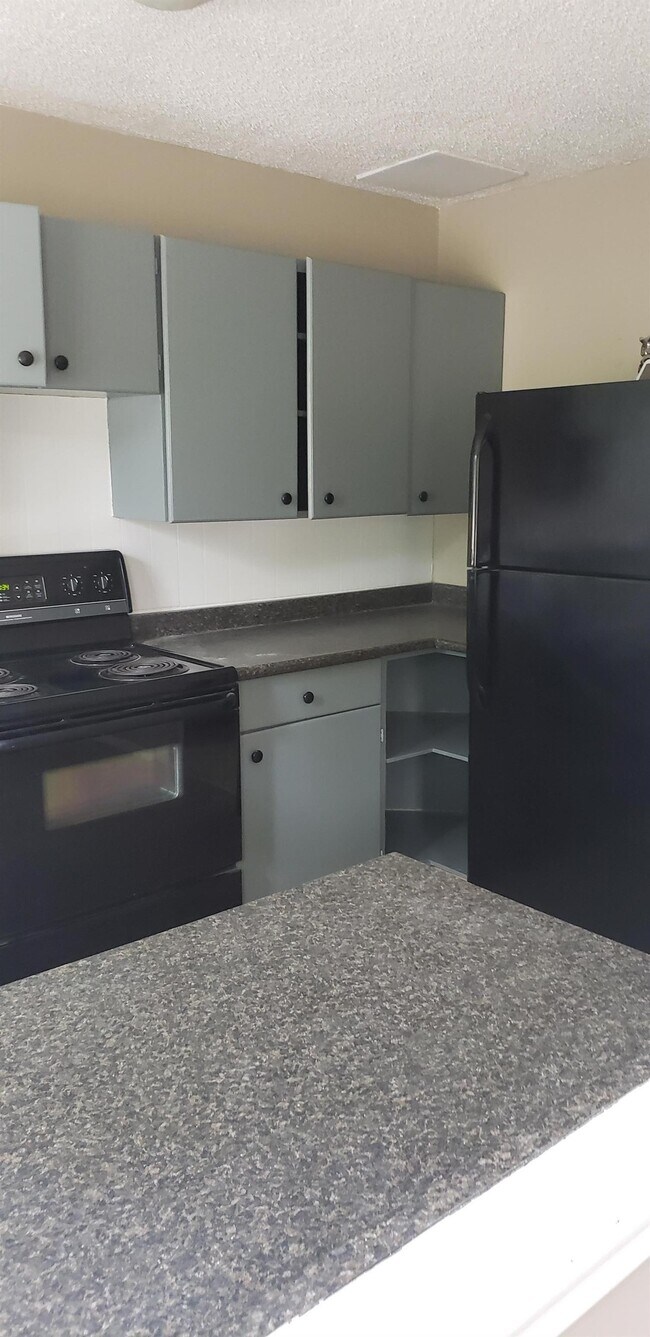Photo du bâtiment - 3 Bed 1.5 Bath Unit in Calgary, AB