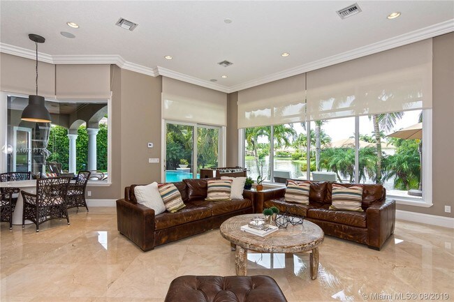 Foto del edificio - 651 Sweet Bay Ave