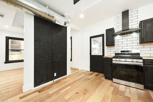 Building Photo - 512 E 9th Ave