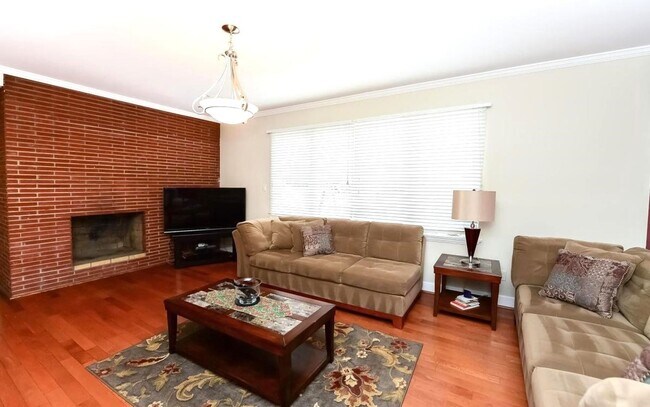Building Photo - 3-Bedroom Apartment with Free Parking Spot...